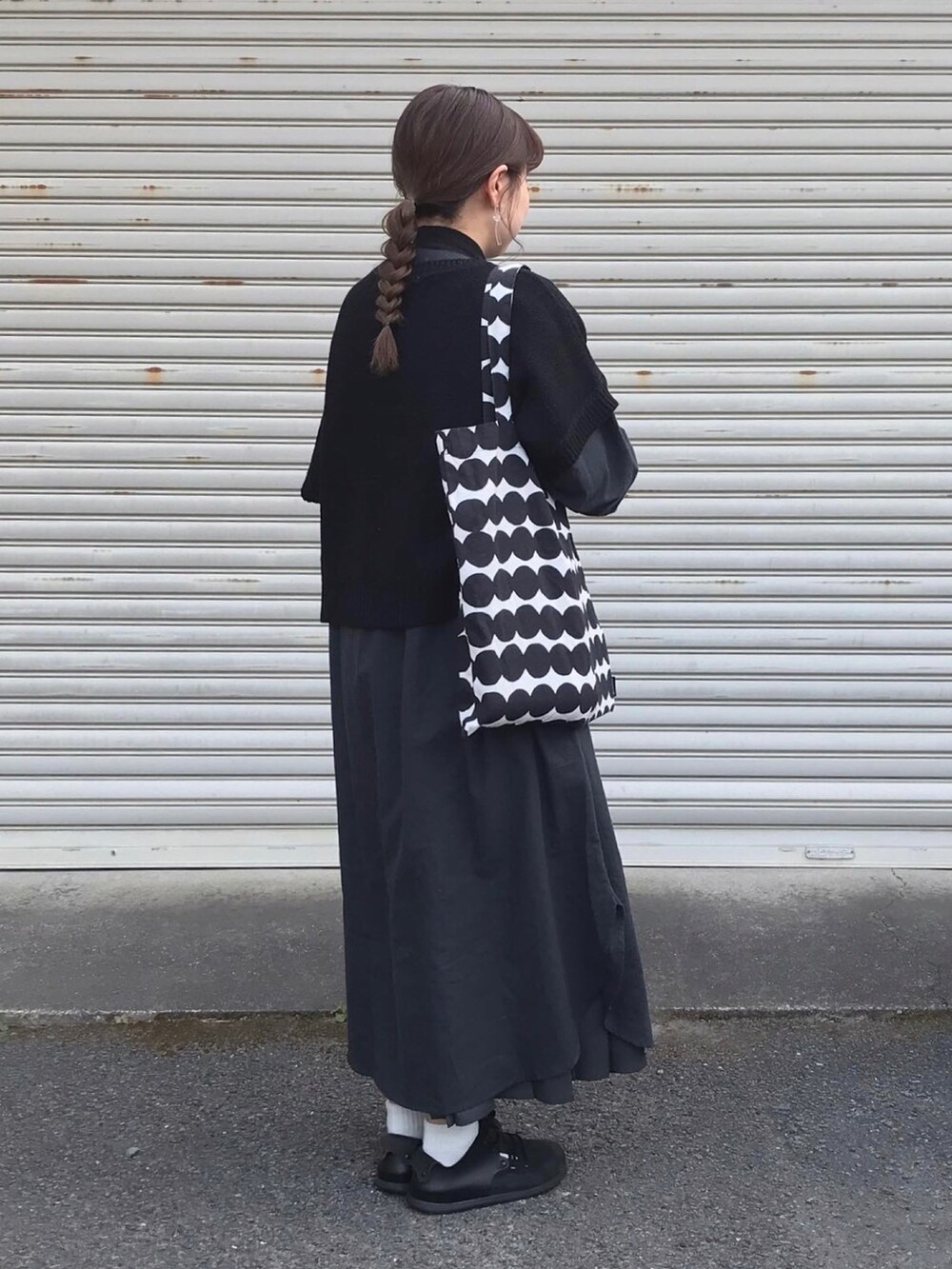 ブラック系のカーディガン/ボレロ、ブラック系のシャツワンピース、ブラック系のその他シューズを着用したレディースの冬コーディネートの4枚目の写真