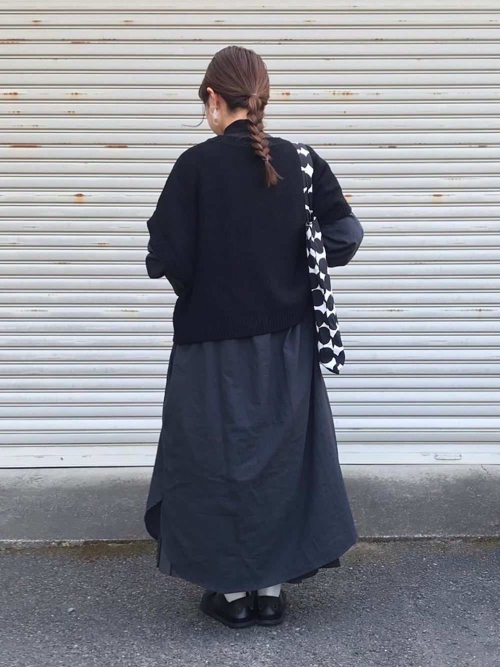 ブラック系のカーディガン/ボレロ、ブラック系のシャツワンピース、ブラック系のその他シューズを着用したレディースの冬コーディネートの5枚目の写真