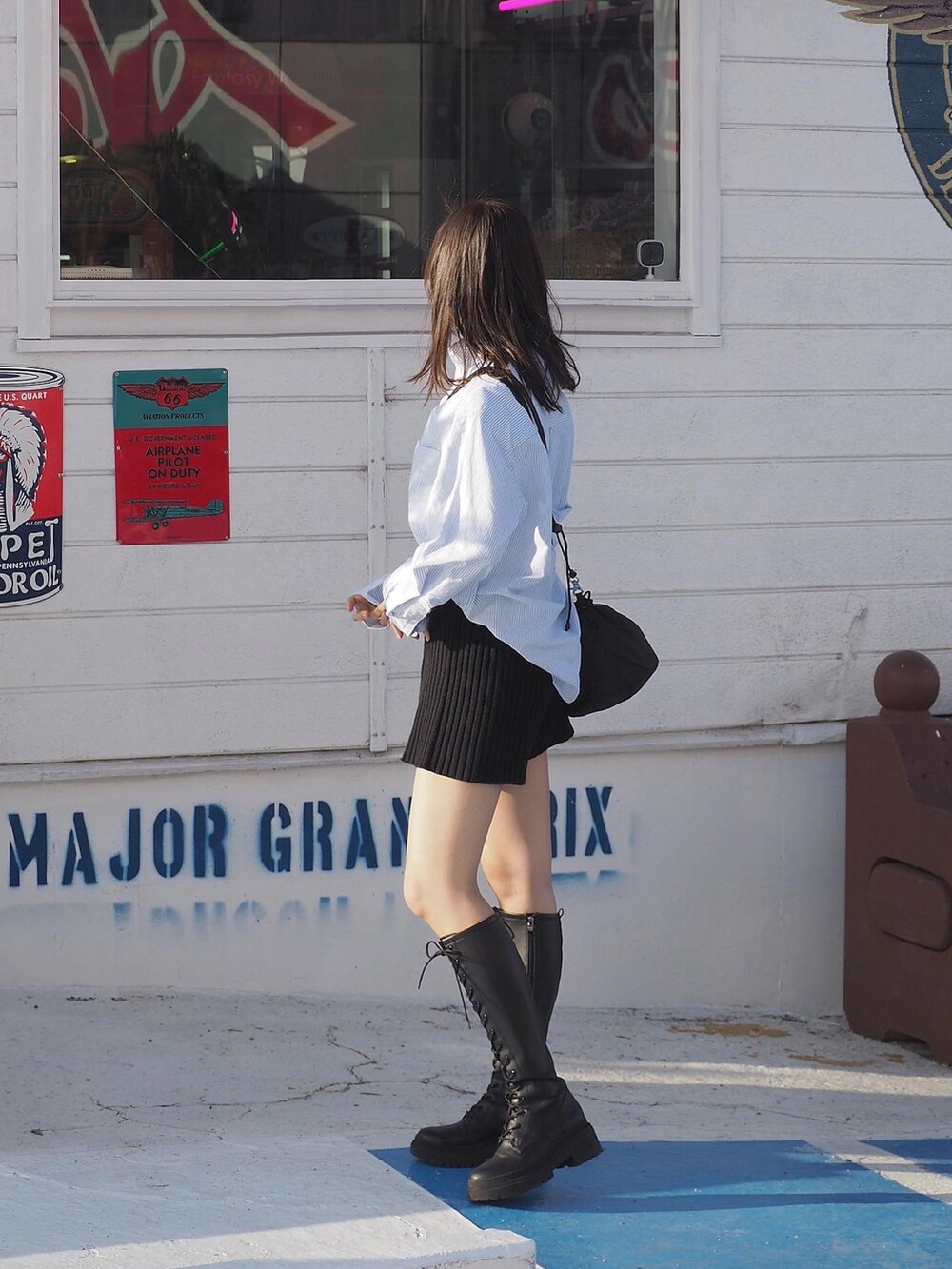 ブルー系のシャツ/ブラウス、ブラック系のその他パンツを着用したレディースの春コーディネートの2枚目の写真