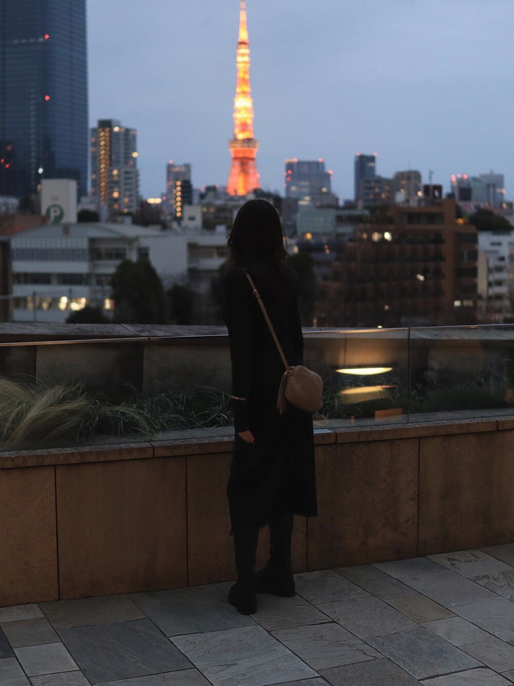 ブラック系のスカート、ブラック系のニット/セーターを着用したレディースの春コーディネートの2枚目の写真