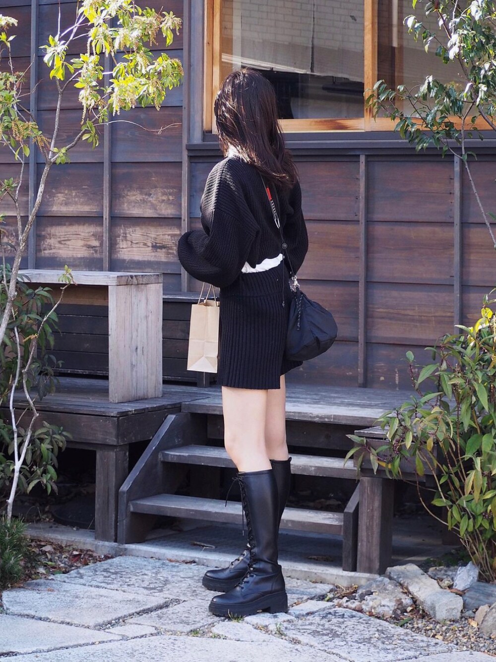 ブラック系のジャケット/アウター、ブラック系のその他パンツ、ホワイト系のTシャツ/カットソーを着用したレディースの春コーディネートの2枚目の写真