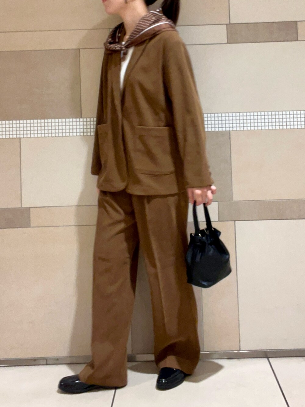 ブラック系のローファー、ベージュ系のその他アウター、ベージュ系のその他パンツを着用したレディースの夏コーディネートの2枚目の写真