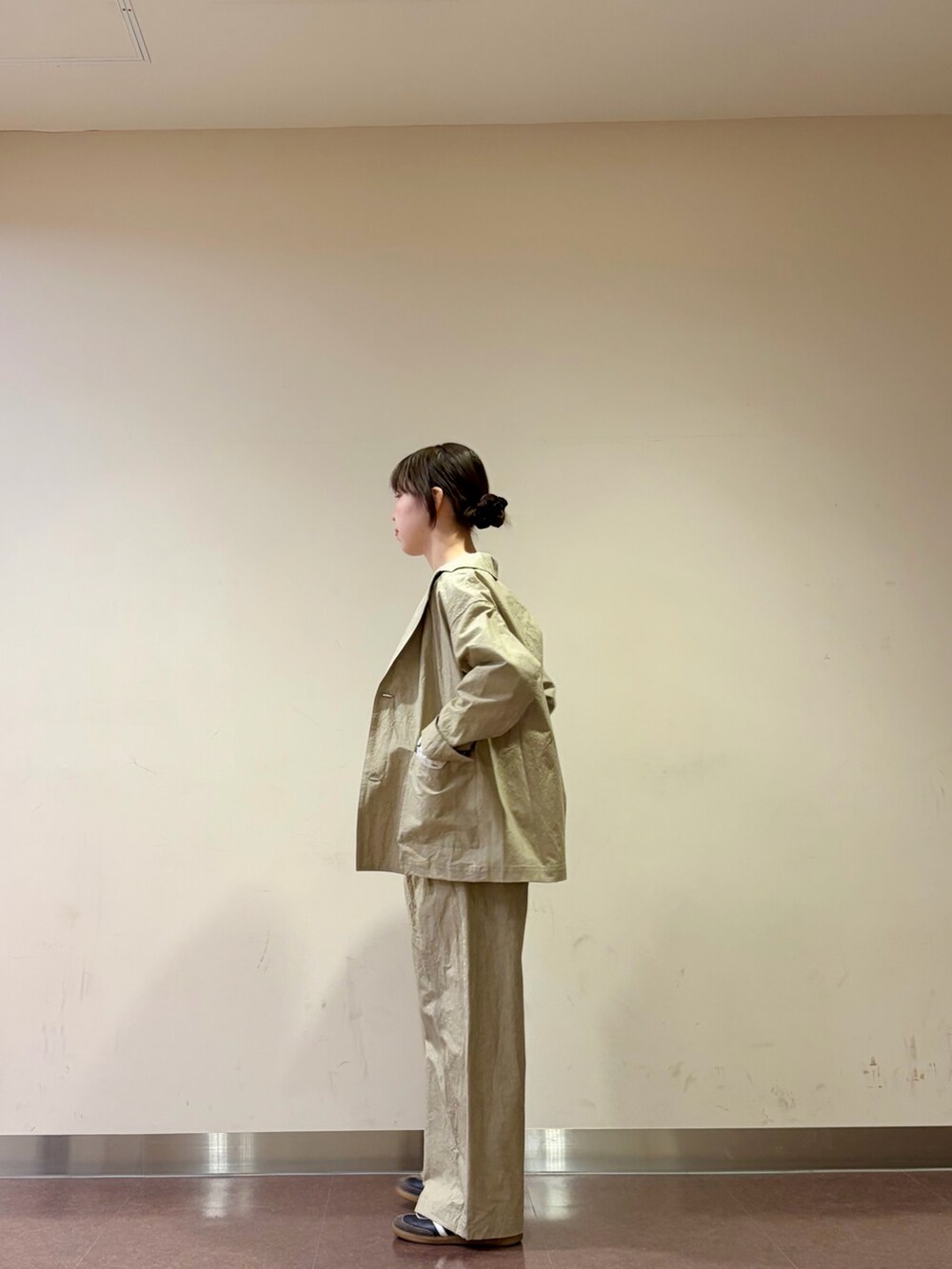 ベージュ系のその他アウター、ベージュ系のその他パンツ、ホワイト系のシャツ/ブラウスを着用したレディースの冬コーディネートの2枚目の写真