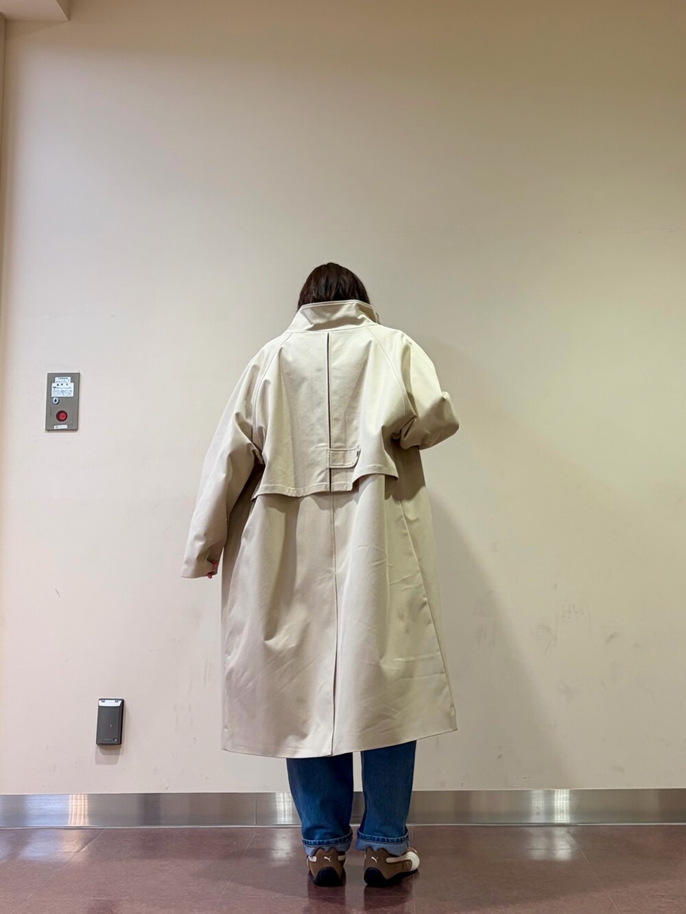 ピンク系のTシャツ/カットソー、ブルー系のデニムパンツ、ベージュ系のその他アウターを着用したレディースの春コーディネートの5枚目の写真