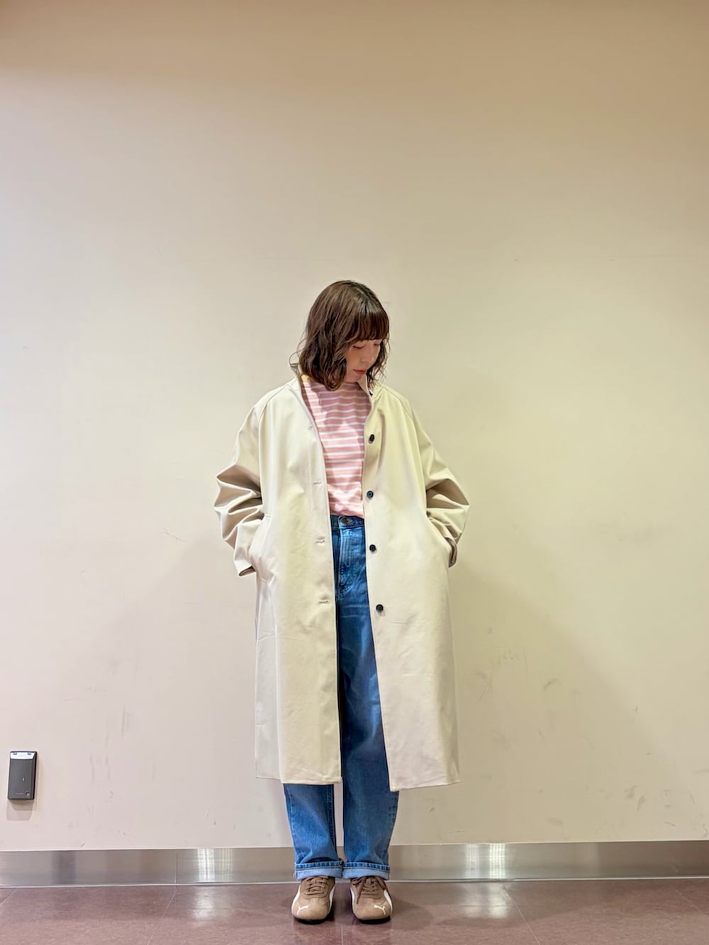 ピンク系のTシャツ/カットソー、ブルー系のデニムパンツ、ベージュ系のその他アウターを着用したレディースの春コーディネートの3枚目の写真