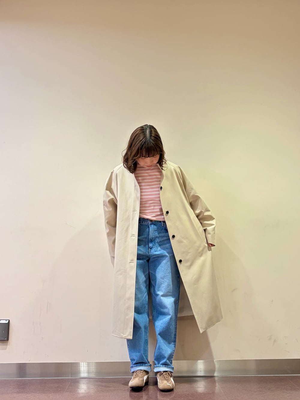 ピンク系のTシャツ/カットソー、ブルー系のデニムパンツ、ベージュ系のその他アウターを着用したレディースの春コーディネートの2枚目の写真