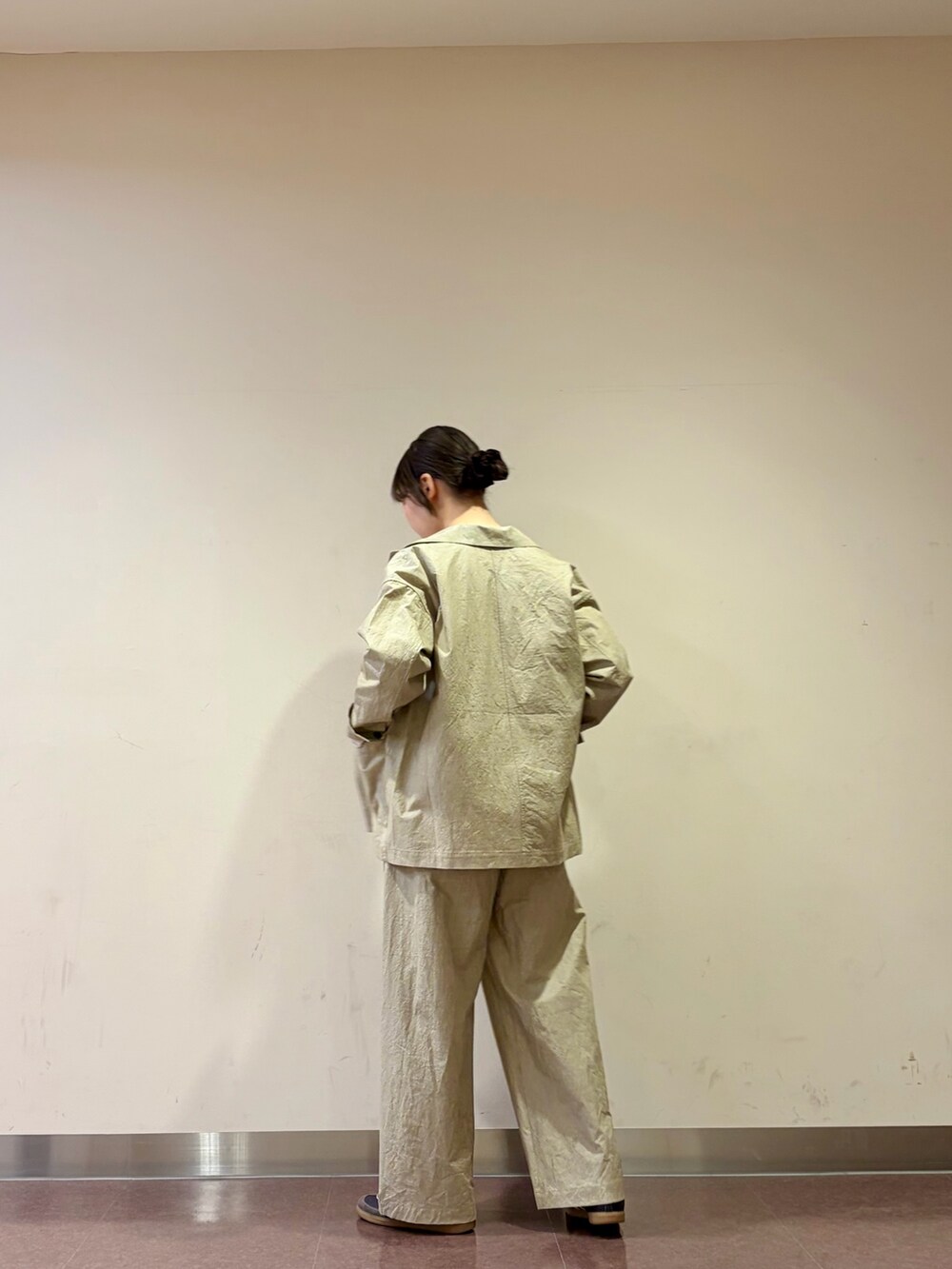 ベージュ系のその他アウター、ベージュ系のその他パンツ、ホワイト系のシャツ/ブラウスを着用したレディースの冬コーディネートの3枚目の写真