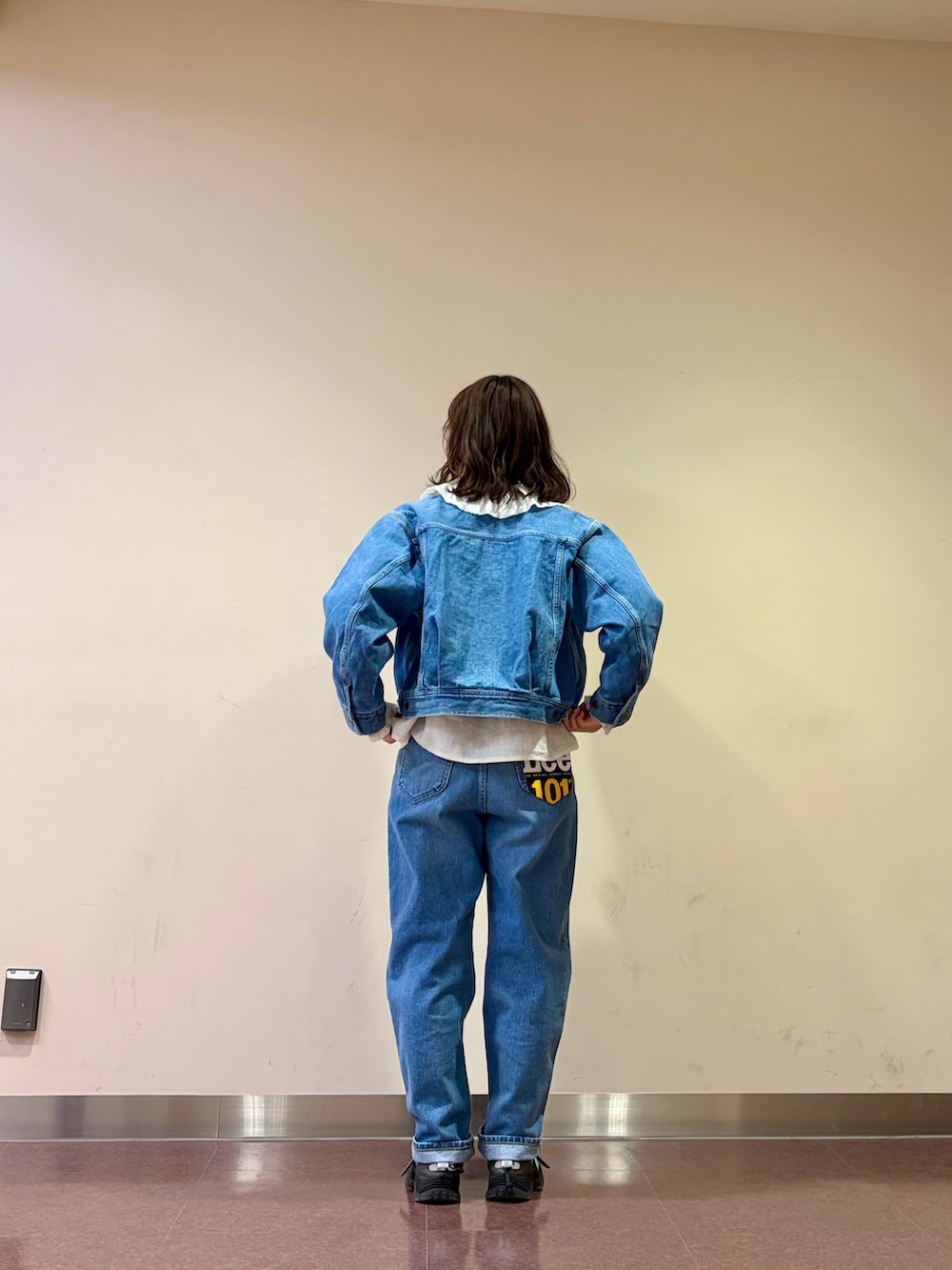 ブルー系のデニムジャケット、ホワイト系のシャツ/ブラウス、ブルー系のデニムパンツを着用したレディースの春コーディネートの4枚目の写真