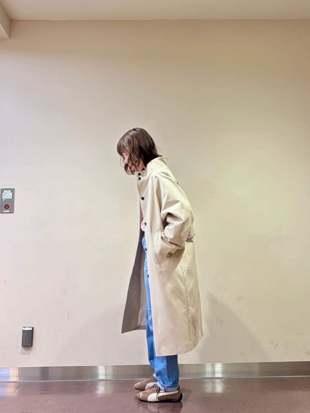 ピンク系のTシャツ/カットソー、ブルー系のデニムパンツ、ベージュ系のその他アウターを着用したレディースの春コーディネートの4枚目の写真