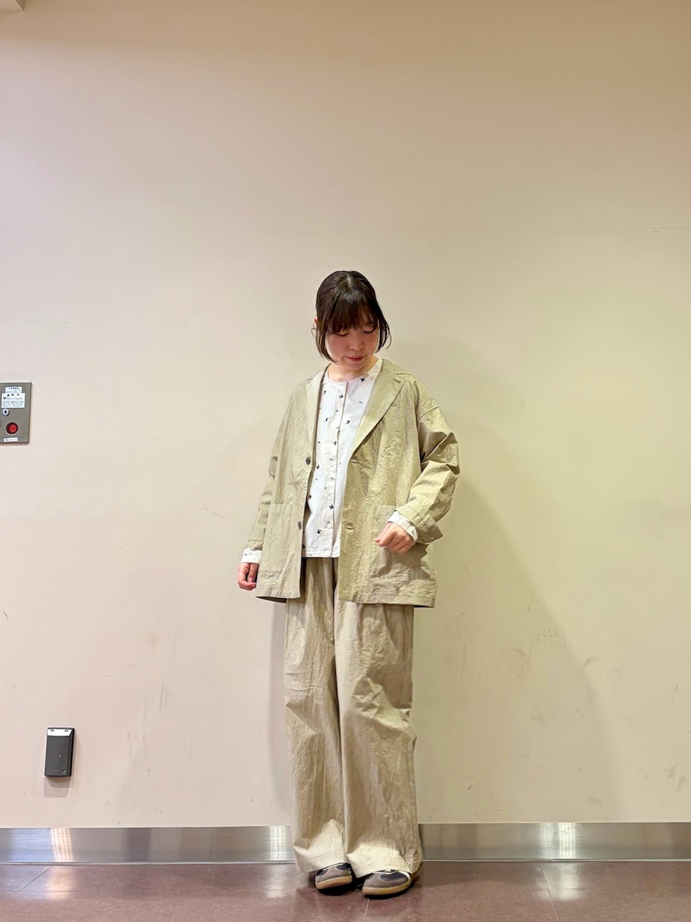 ベージュ系のその他アウター、ベージュ系のその他パンツ、ホワイト系のシャツ/ブラウスを着用したレディースの冬コーディネートの4枚目の写真