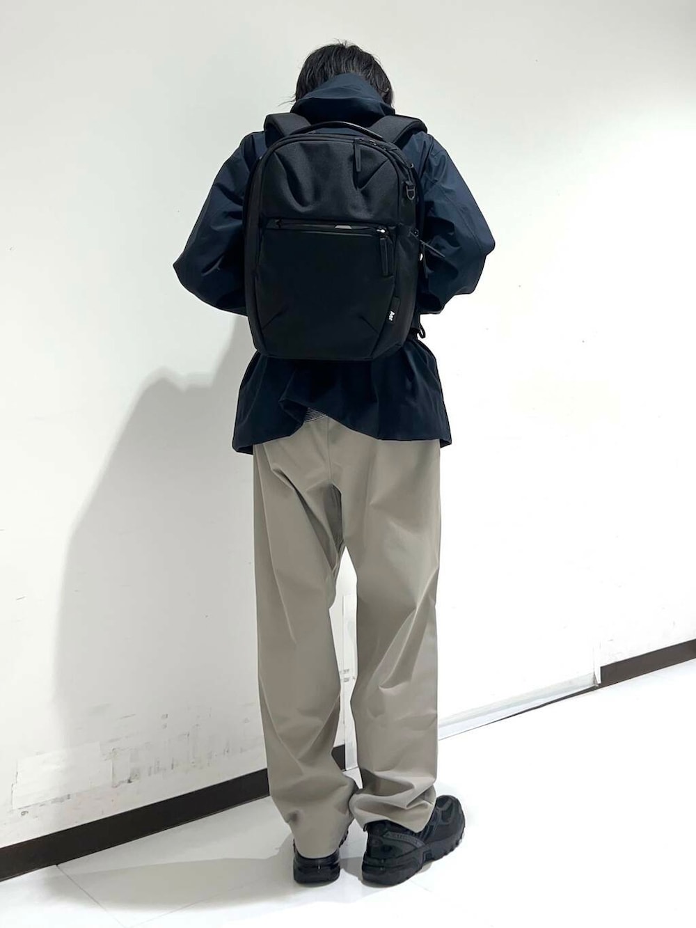 ベージュ系のその他パンツ、ホワイト系のTシャツ/カットソー、ブラック系のスニーカーを着用したメンズの春コーディネートの3枚目の写真