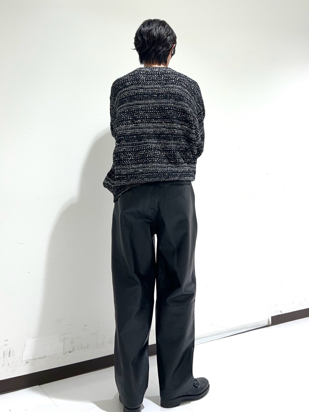 ブラック系のニット/セーター、ブラック系のその他パンツを着用したメンズの秋コーディネートの3枚目の写真