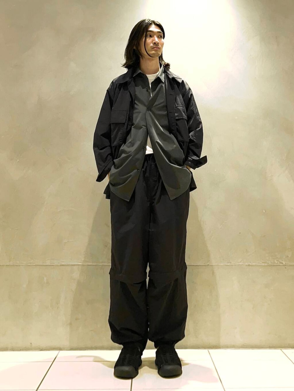 ホワイト系のTシャツ/カットソー、ブルー系のシャツ/ブラウス、ブルー系のその他パンツを着用したメンズの夏コーディネートの2枚目の写真