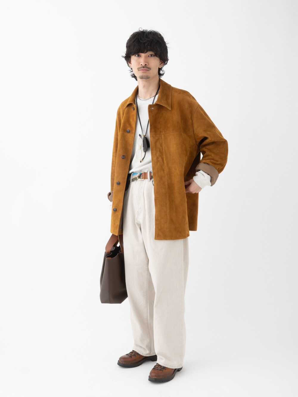 ブラウン系のその他アウター、ベージュ系のデニムパンツ、ホワイト系のニット/セーターを着用したメンズの春コーディネートの3枚目の写真