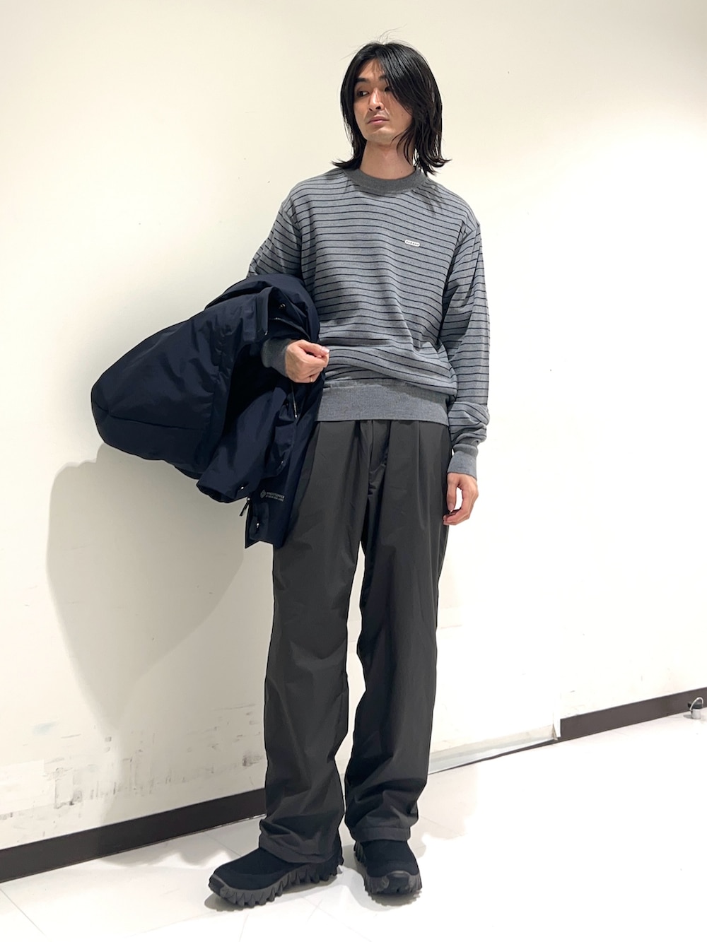 ブルー系のダウンジャケット/コート、グレー系のスウェット、グレー系のその他パンツを着用したメンズの冬コーディネートの3枚目の写真