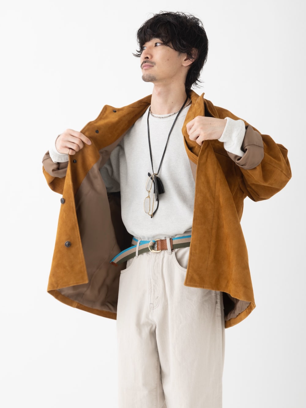 ブラウン系のその他アウター、ベージュ系のデニムパンツ、ホワイト系のニット/セーターを着用したメンズの春コーディネートの2枚目の写真