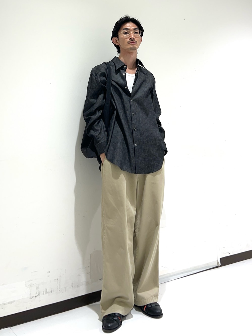 ブラック系のトートバッグ、ホワイト系のタンクトップ、ブラック系のシャツ/ブラウスを着用したメンズの秋コーディネートの4枚目の写真