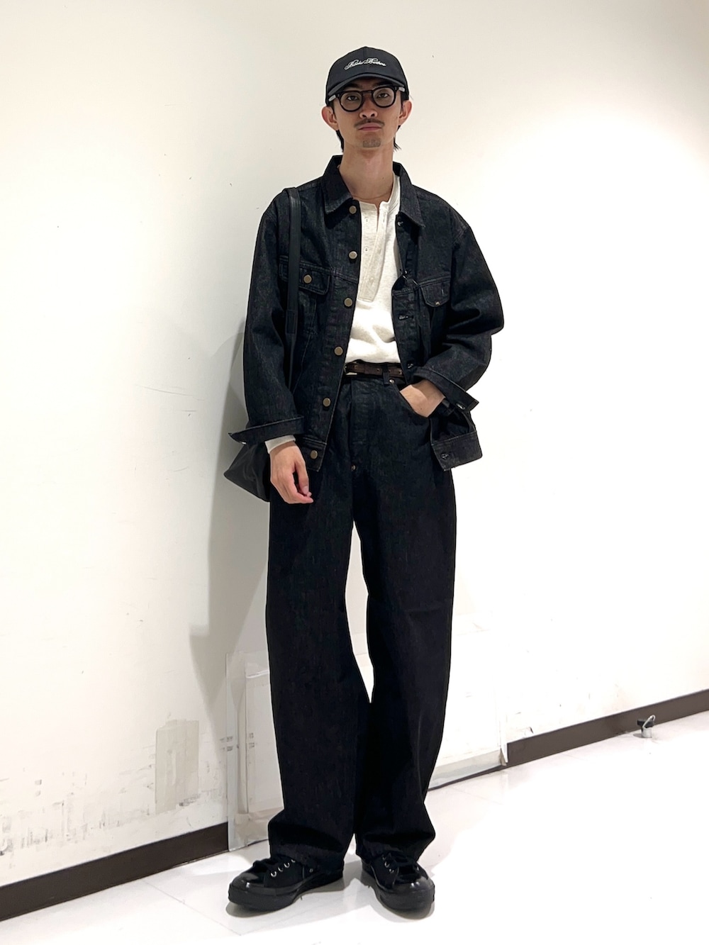 「新作スニーカーコーデ、Lee101、Lee、セットアップ、デニムジャケット、デニム、デニムパンツ、デニムコーデ、ヘンリーネック、ワッフル、サーマル、converse、キャップ、URBAN RESEARCH、新作デニムコーデ」|「Leeの『別注』Lee101×URBAN RESEARCH COWBOYPANTS(デニムパンツ、ブラック系)」を使った、rikutoさん(メンズ・174cm)の夏コーディネートの2枚目の写真