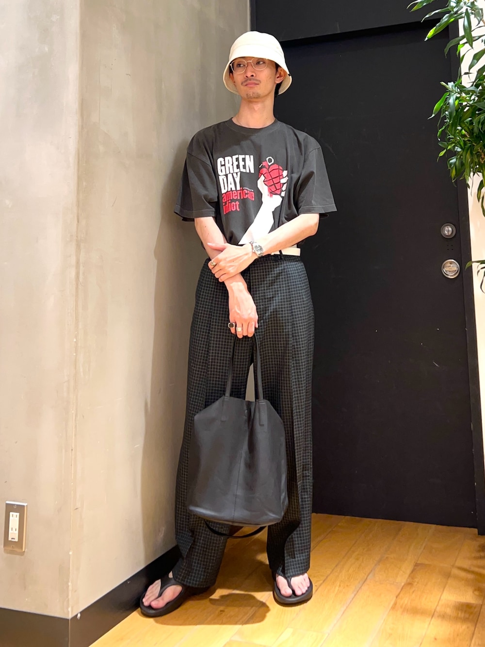 ブラック系のショルダーバッグ、グレー系のTシャツ/カットソー、ブラック系のその他パンツを着用したメンズの夏コーディネートの2枚目の写真