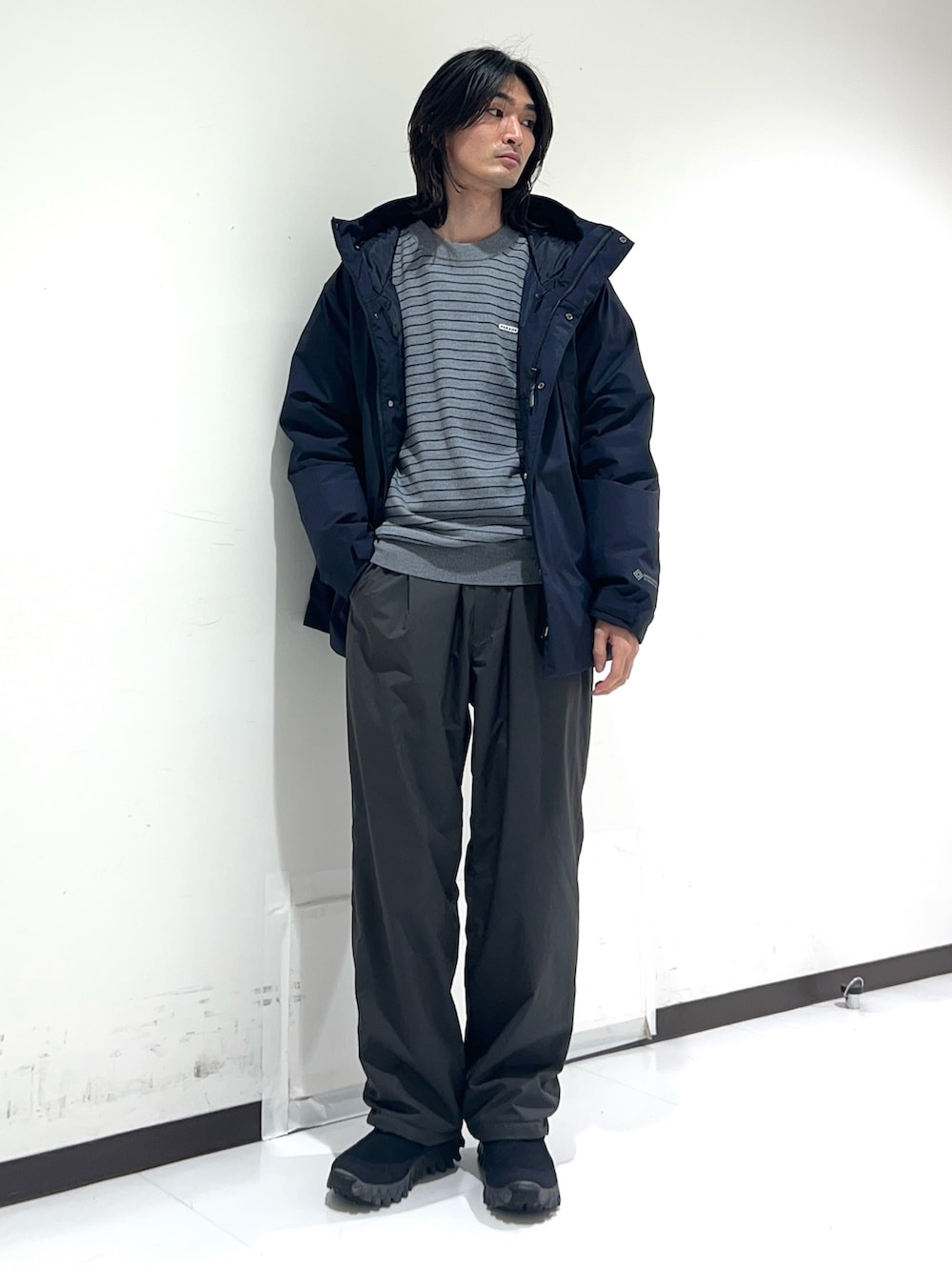 ブルー系のダウンジャケット/コート、グレー系のスウェット、グレー系のその他パンツを着用したメンズの冬コーディネートの2枚目の写真