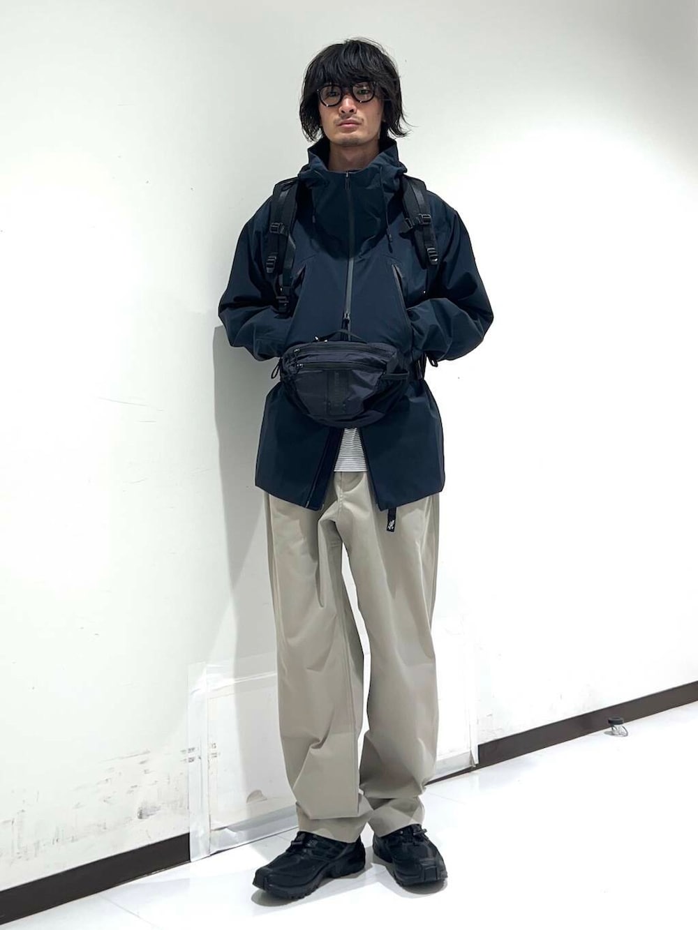 ベージュ系のその他パンツ、ホワイト系のTシャツ/カットソー、ブラック系のスニーカーを着用したメンズの春コーディネートの2枚目の写真