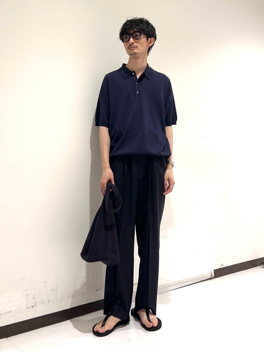 ブルー系のその他パンツ、ブルー系のポロシャツを着用したメンズの夏コーディネートの2枚目の写真