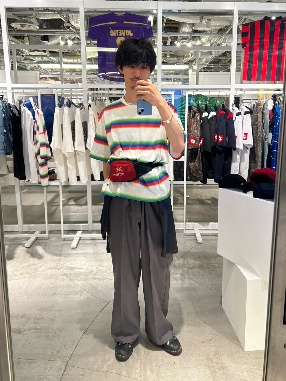 ホワイト系のTシャツ/カットソー、グレー系のその他パンツを着用したメンズの秋コーディネートの2枚目の写真