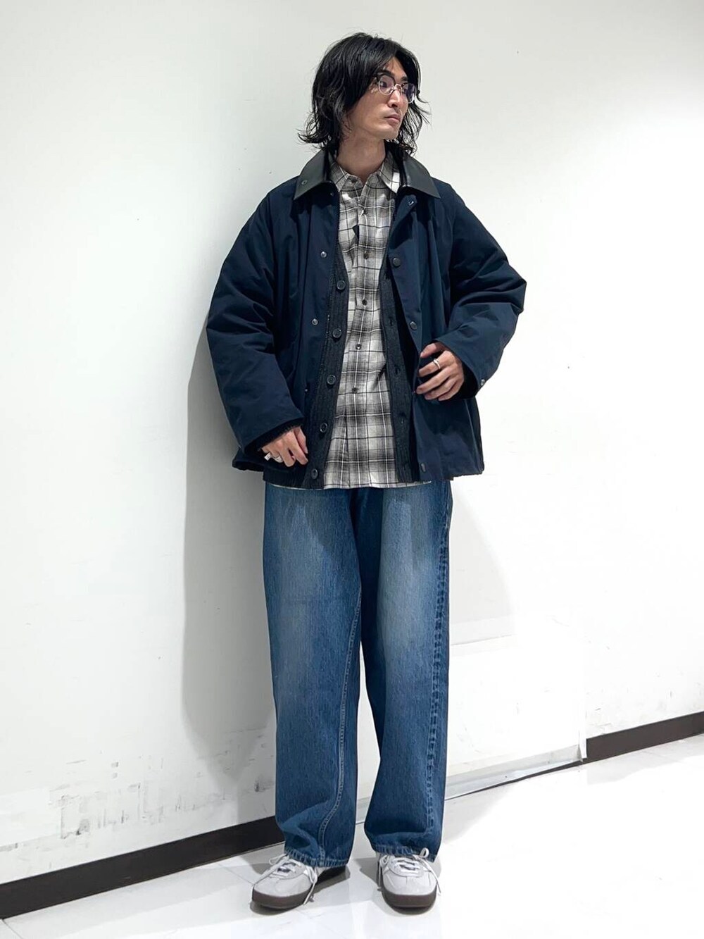 グレー系のカーディガン/ボレロ、ブルー系のその他アウター、グレー系のスニーカーを着用したメンズの秋コーディネートの2枚目の写真