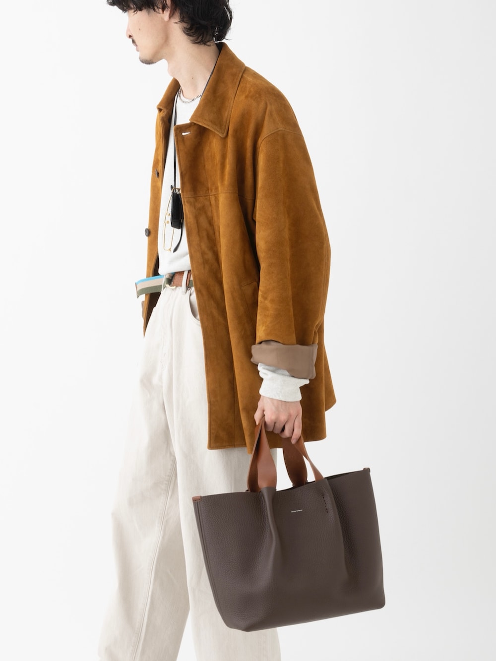 ブラウン系のその他アウター、ベージュ系のデニムパンツ、ホワイト系のニット/セーターを着用したメンズの春コーディネートの4枚目の写真