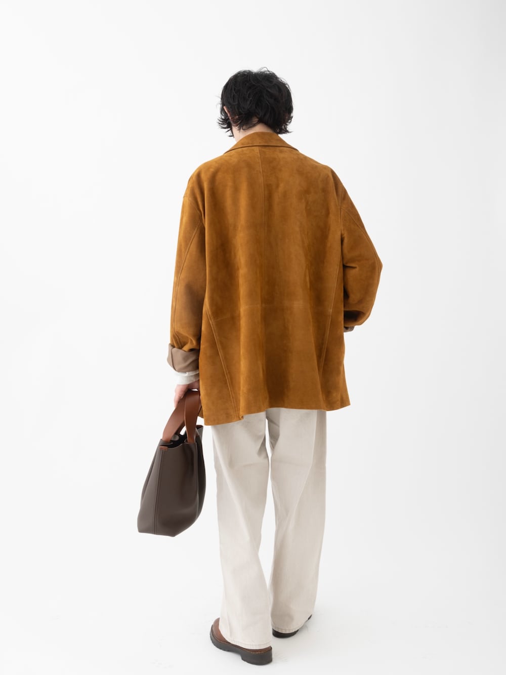 ブラウン系のその他アウター、ベージュ系のデニムパンツ、ホワイト系のニット/セーターを着用したメンズの春コーディネートの6枚目の写真