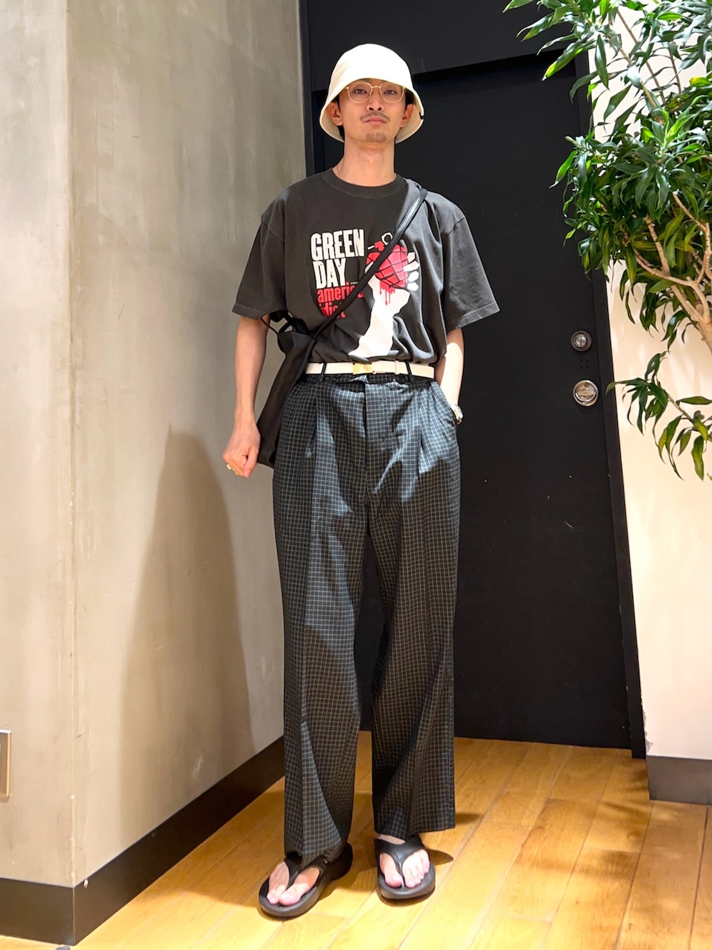 ブラック系のショルダーバッグ、グレー系のTシャツ/カットソー、ブラック系のその他パンツを着用したメンズの夏コーディネートの3枚目の写真