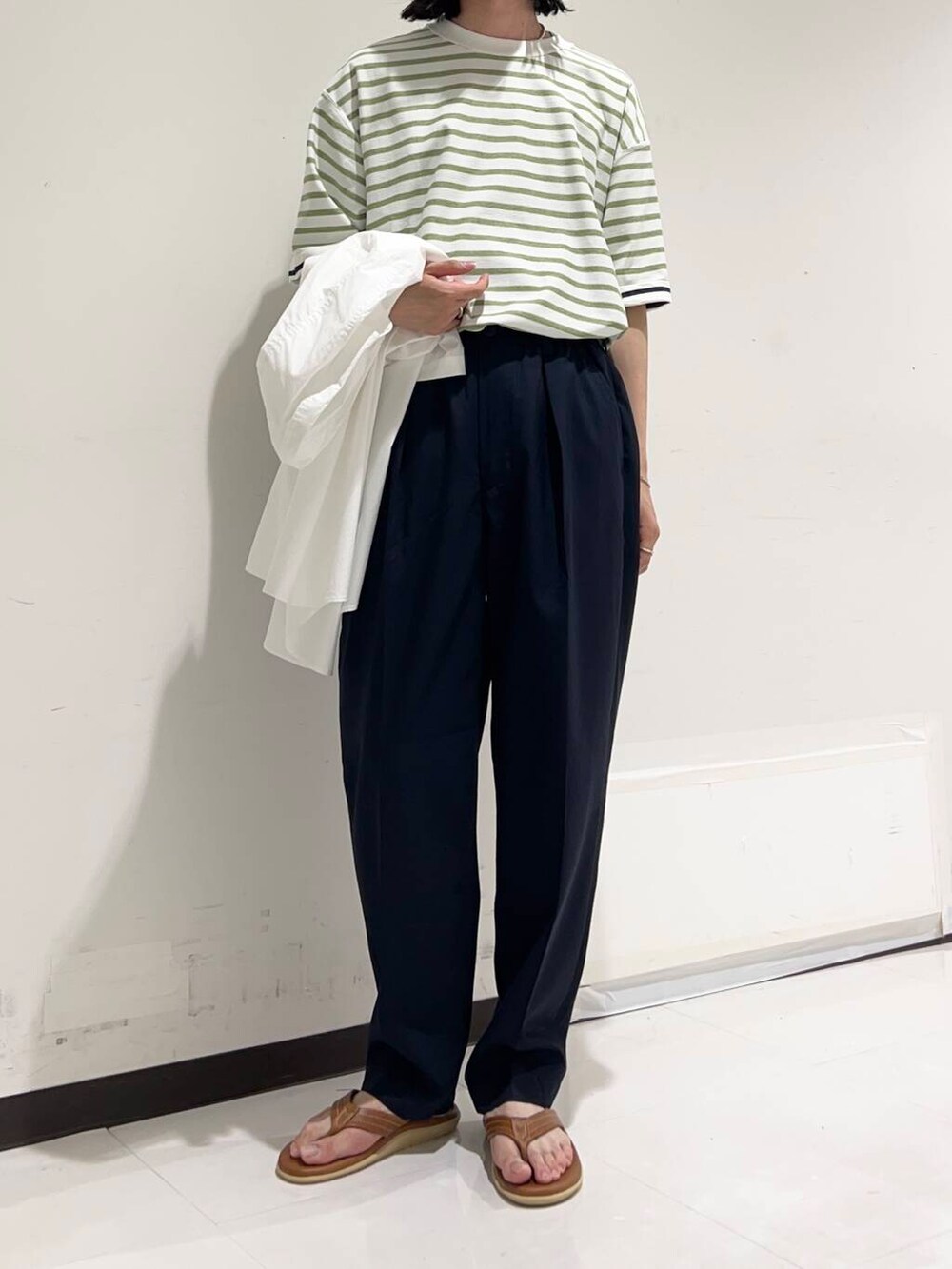 ブルー系のその他パンツ、ホワイト系のシャツ/ブラウス、グリーン系のTシャツ/カットソーを着用したメンズの夏コーディネートの2枚目の写真