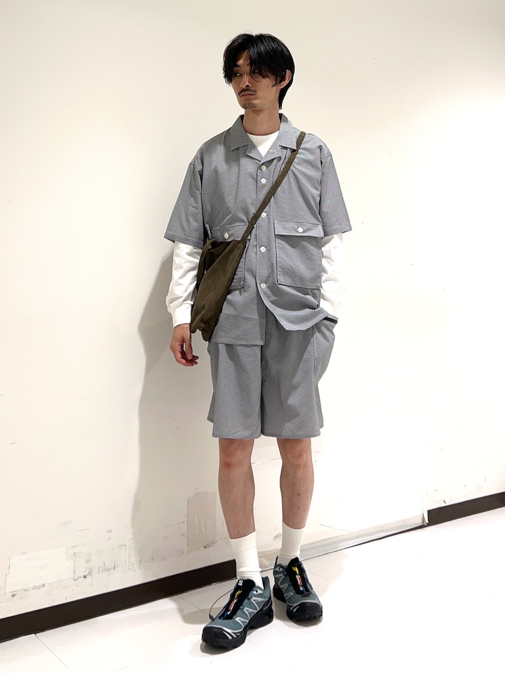 その他のシャツ/ブラウス、その他のその他パンツ、ブルー系のスニーカーを着用したメンズの秋コーディネートの2枚目の写真