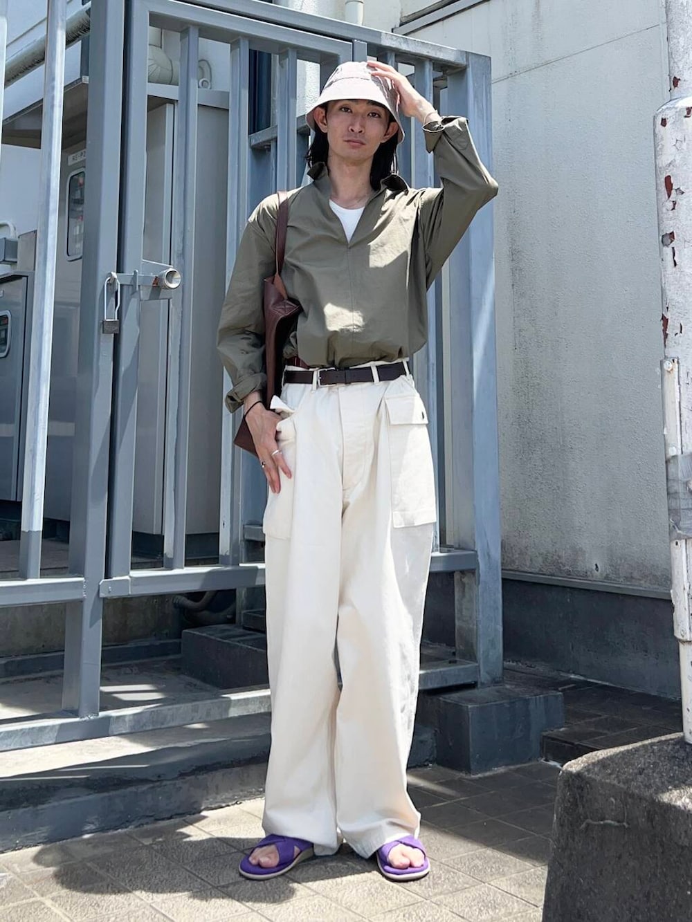 ホワイト系のその他パンツ、グリーン系のシャツ/ブラウス、ブラウン系のトートバッグを着用したメンズの夏コーディネートの2枚目の写真