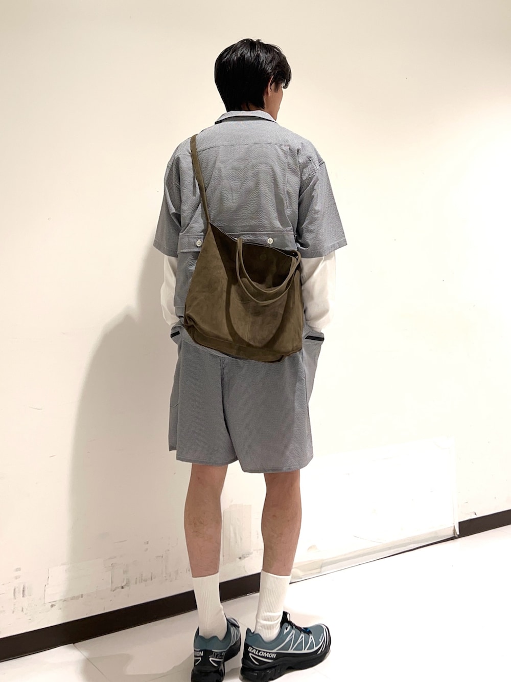 その他のシャツ/ブラウス、その他のその他パンツ、ブルー系のスニーカーを着用したメンズの秋コーディネートの3枚目の写真