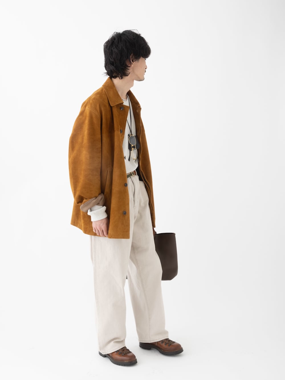 ブラウン系のその他アウター、ベージュ系のデニムパンツ、ホワイト系のニット/セーターを着用したメンズの春コーディネートの5枚目の写真