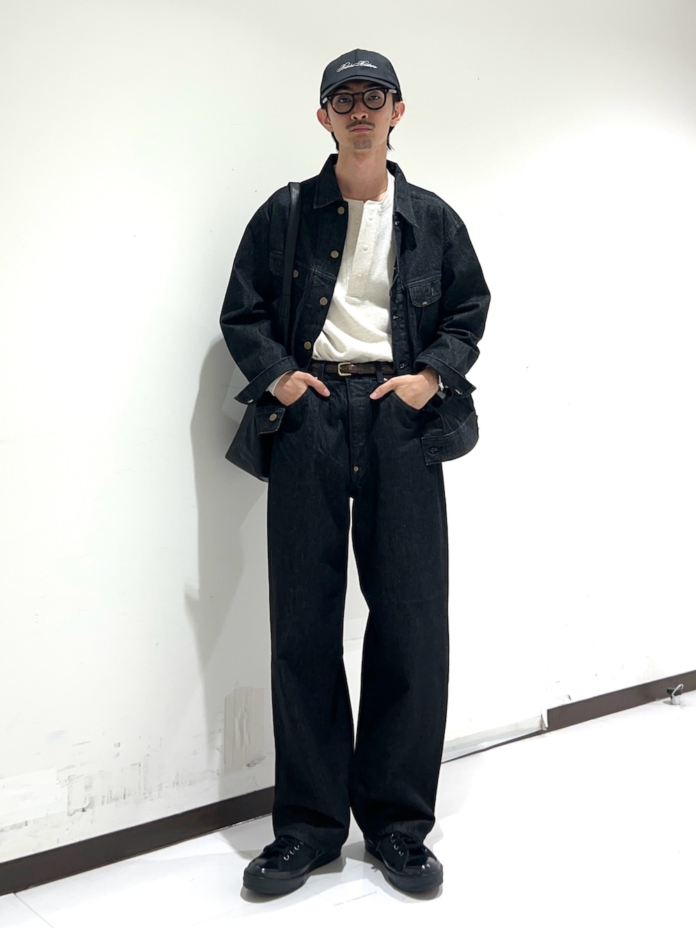 「新作スニーカーコーデ、Lee101、Lee、セットアップ、デニムジャケット、デニム、デニムパンツ、デニムコーデ、ヘンリーネック、ワッフル、サーマル、converse、キャップ、URBAN RESEARCH、新作デニムコーデ」|「Leeの『別注』Lee101×URBAN RESEARCH COWBOYPANTS(デニムパンツ、ブラック系)」を使った、rikutoさん(メンズ・174cm)の夏コーディネートの4枚目の写真