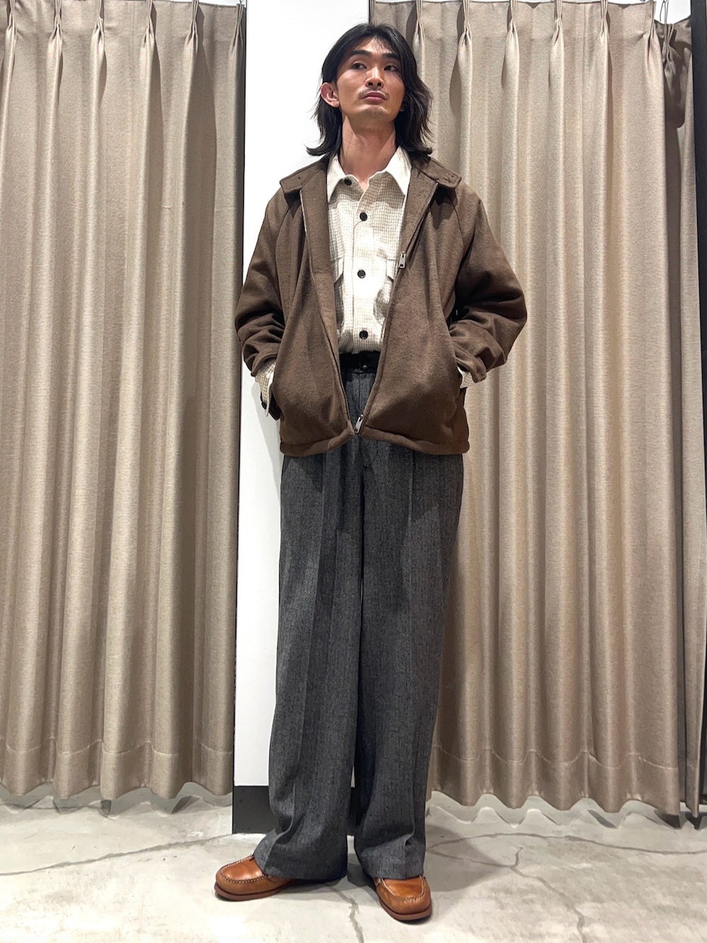 ブラウン系のその他アウター、ホワイト系のシャツ/ブラウス、グレー系のスラックスを着用したメンズの冬コーディネートの2枚目の写真