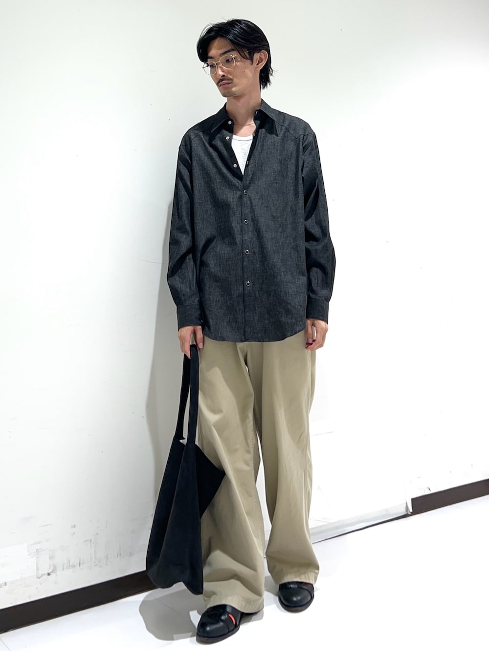 ブラック系のトートバッグ、ホワイト系のタンクトップ、ブラック系のシャツ/ブラウスを着用したメンズの秋コーディネートの3枚目の写真