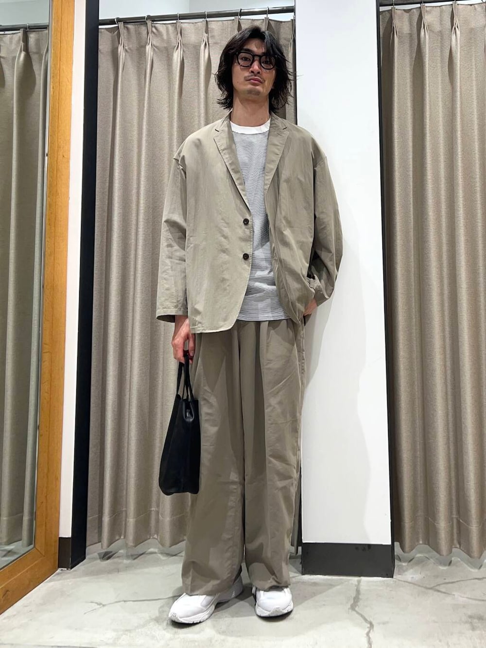 ホワイト系のTシャツ/カットソー、グレー系のスニーカー、グレー系のその他アウターを着用したメンズの春コーディネートの2枚目の写真