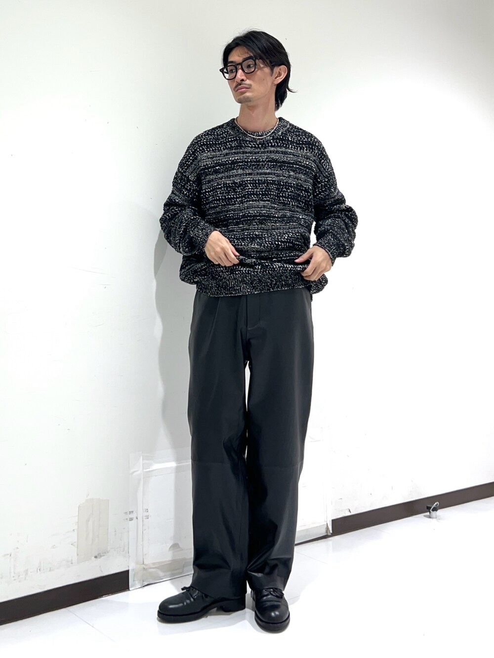 ブラック系のニット/セーター、ブラック系のその他パンツを着用したメンズの秋コーディネートの2枚目の写真