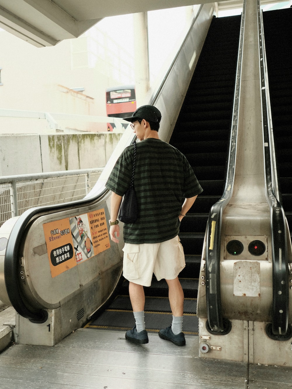 その他のシューズ、グリーン系の帽子を着用したメンズの春コーディネートの2枚目の写真