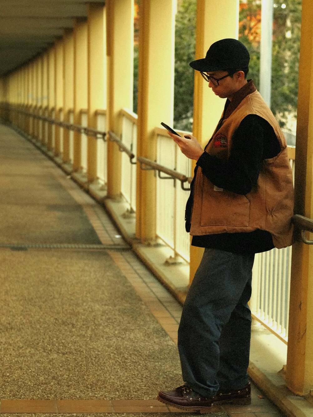 ブラウン系のジャケット/アウター、その他のパンツ、ブラウン系のシューズを着用したメンズの春コーディネートの4枚目の写真