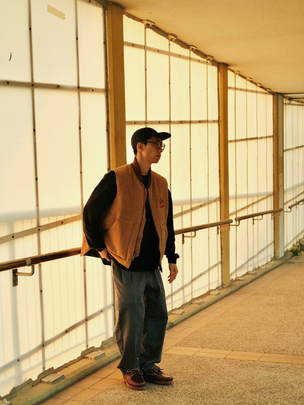 ブラウン系のジャケット/アウター、その他のパンツ、ブラウン系のシューズを着用したメンズの春コーディネートの3枚目の写真