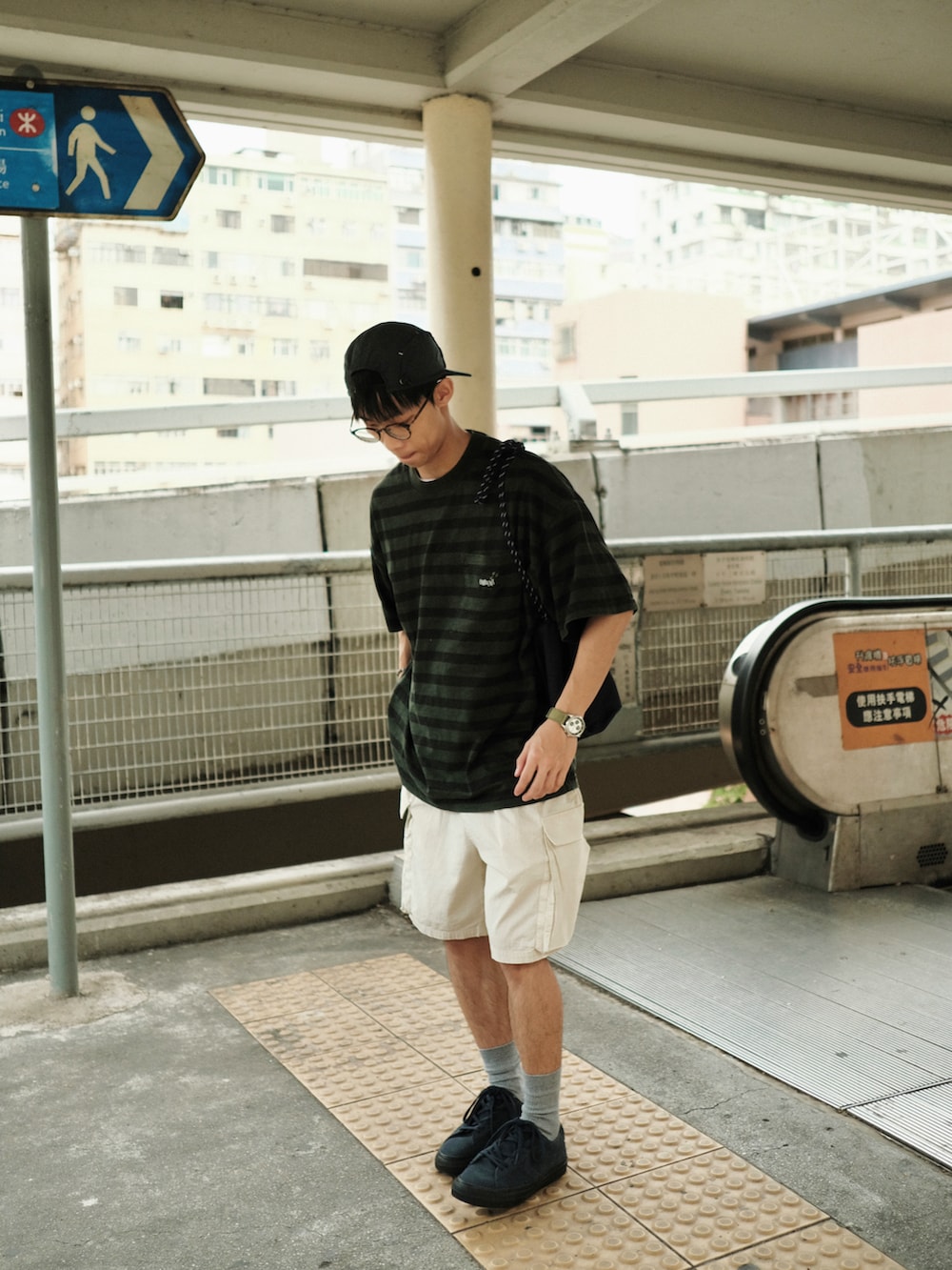 その他のシューズ、グリーン系の帽子を着用したメンズの春コーディネートの3枚目の写真