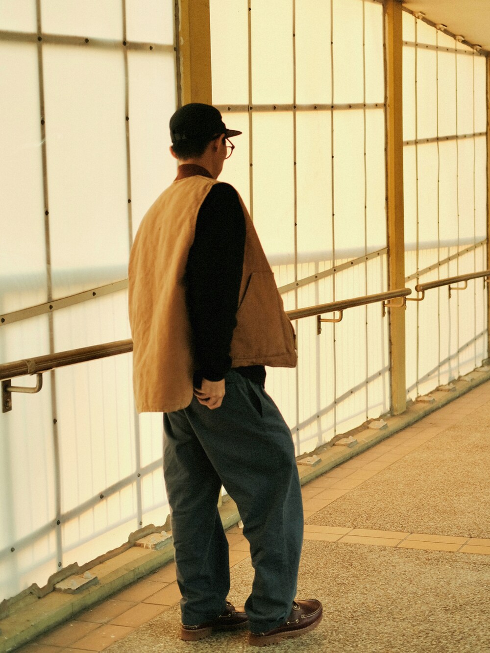 ブラウン系のジャケット/アウター、その他のパンツ、ブラウン系のシューズを着用したメンズの春コーディネートの2枚目の写真