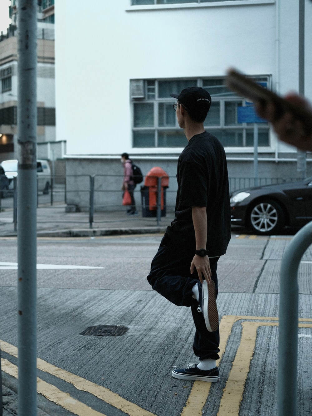 その他のシューズを着用したメンズの春コーディネートの2枚目の写真