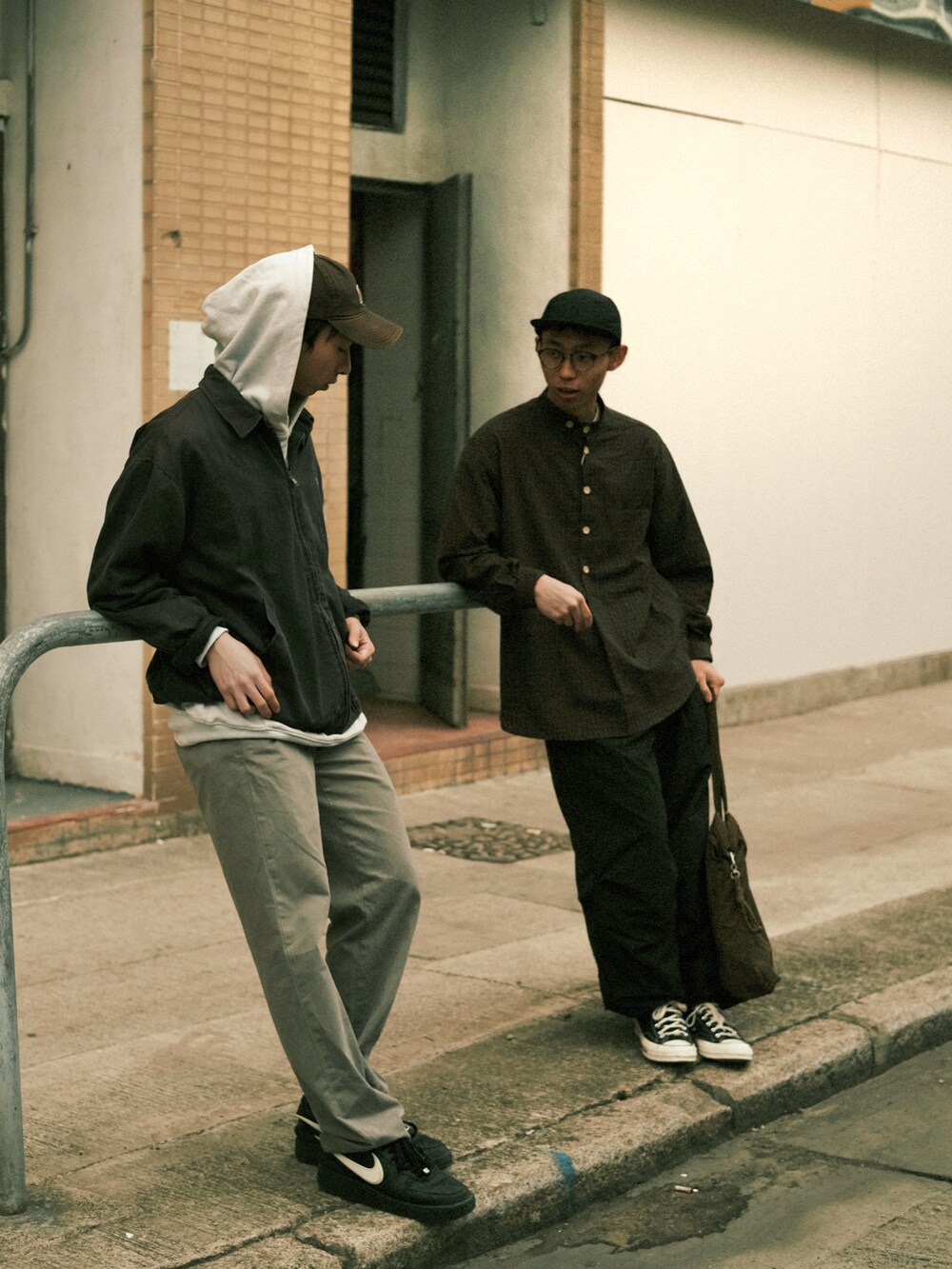 ブラック系のシューズ、ブラウン系のシャツ/ブラウス、ブラック系のチノパンツを着用したメンズの春コーディネートの3枚目の写真