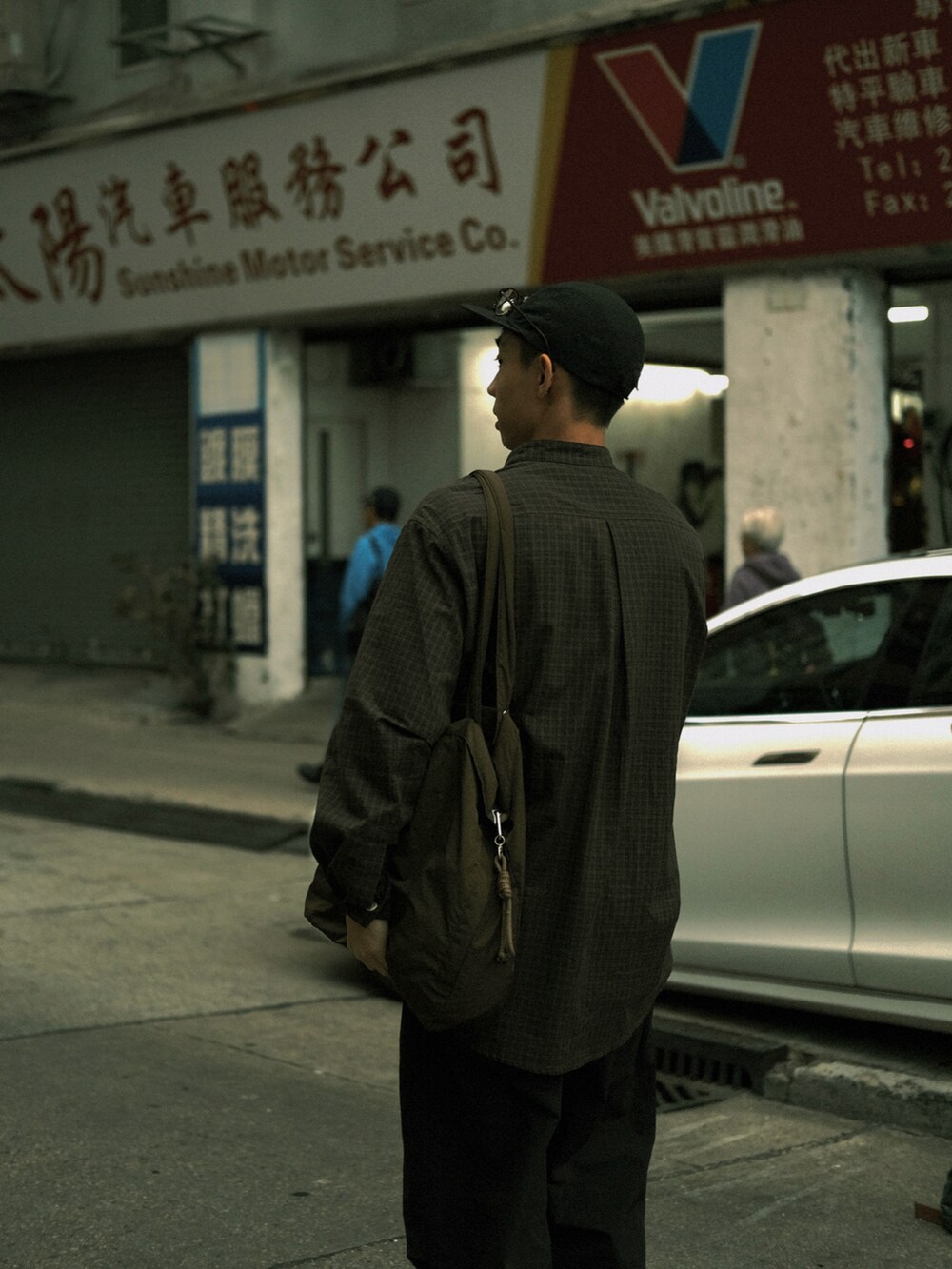 ブラック系のシューズ、ブラウン系のシャツ/ブラウス、ブラック系のチノパンツを着用したメンズの春コーディネートの4枚目の写真