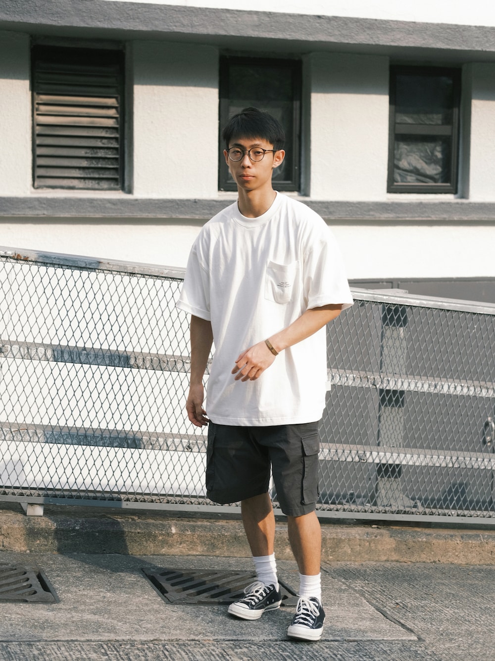 ブラック系のシューズ、ホワイト系のTシャツ/カットソーを着用したメンズの春コーディネートの2枚目の写真